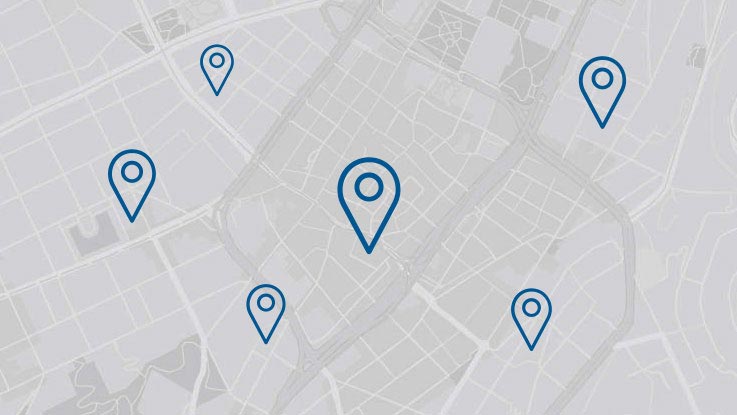 แผนที่ที่มีเครื่องหมายตำแหน่งสีน้ำเงินหลายจุดบนพื้นหลังสีเทาอ่อน.