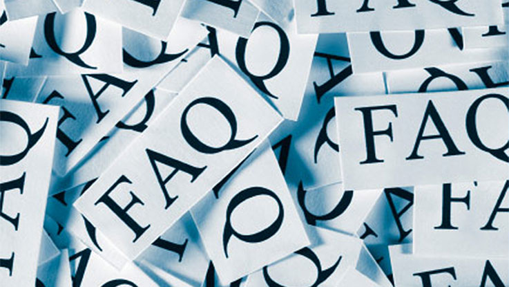การ์ดคำถามที่พบบ่อยจำนวนมากที่มีข้อความสีดำบนพื้นหลังสีอ่อน.