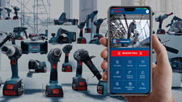 สมาร์ทโฟนแสดงเครื่องมือ Bosch Professional ในพื้นหลัง.
