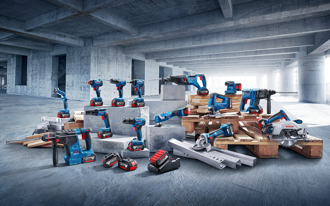 เครื่องมือ Bosch Professional บนพาเลทไม้ในสภาพแวดล้อมการก่อสร้าง.