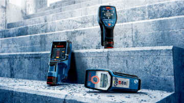 เครื่องมือวัด Bosch Professional สามเครื่องวางอยู่บนขั้นบันไดหิน.
