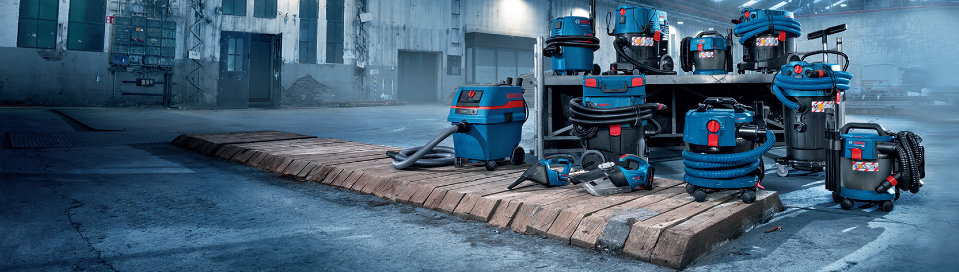 เครื่องมือ Bosch Professional ต่างๆ วางอยู่บนพาเลทไม้.