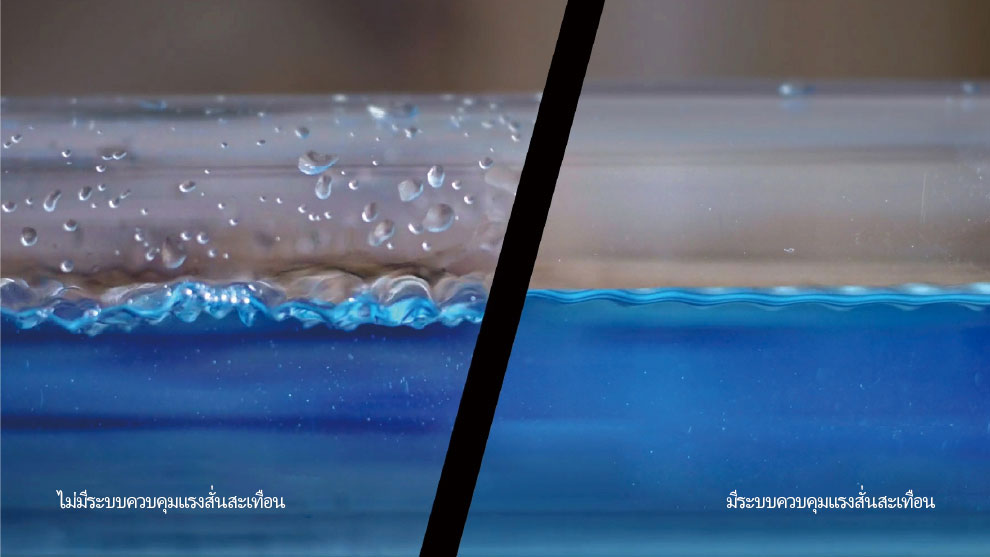 ตู้ปลาสองตู้แสดงพื้นผิวของน้ำและหยดน้ำที่แตกต่างกัน.