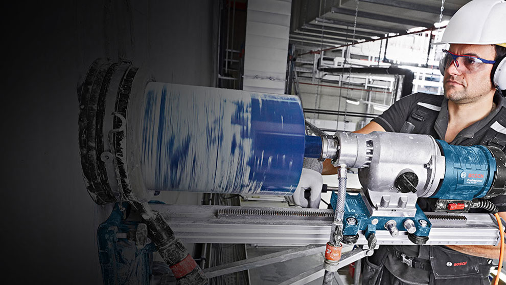 ช่างใช้สว่าน Bosch Professional ที่ผนัง.