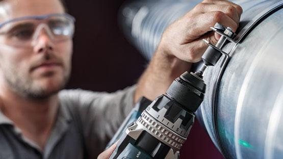 ช่างใช้สว่านไร้สาย Bosch Professional บนท่อ.