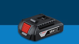 แบตเตอรี่ Bosch Professional 18V สีดำอยู่หน้าพื้นหลังสีน้ำเงิน พร้อมปุ่มสีแดง.