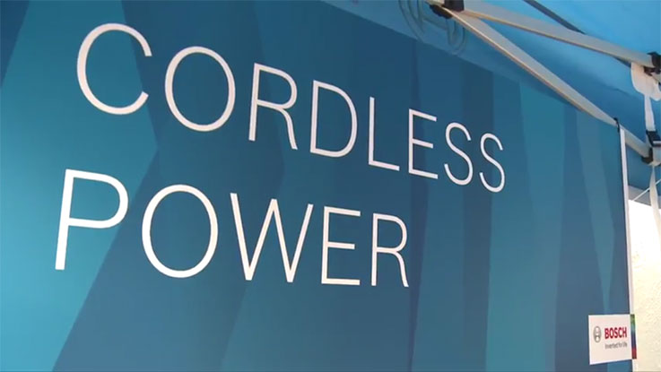 แบนเนอร์สีน้ำเงินที่มีข้อความว่า 'พลังงานไร้สาย' จาก Bosch.
