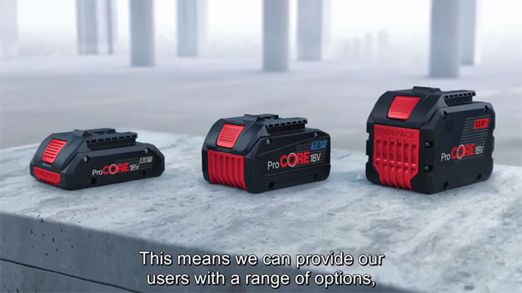 แบตเตอรี่ Bosch Professional ProCORE 18V สามก้อนบนพื้นผิวคอนกรีต.