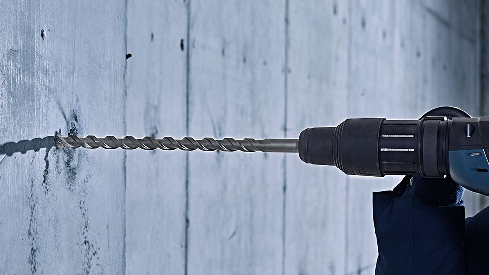 สว่าน Bosch Professional ถูกนำไปใช้กับผนังคอนกรีต.