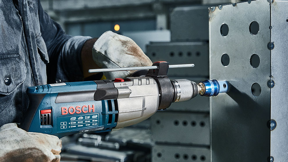 เครื่องมือไร้สาย Bosch Professional ถูกใช้กับชิ้นส่วนโลหะ.