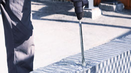 ช่างใช้สว่าน Bosch Professional บนอิฐ.