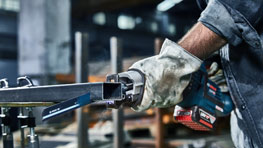 เครื่องเจียรไฟฟ้าแบบมุมไร้สาย Bosch Professional ถูกถือด้วยมือเดียว.