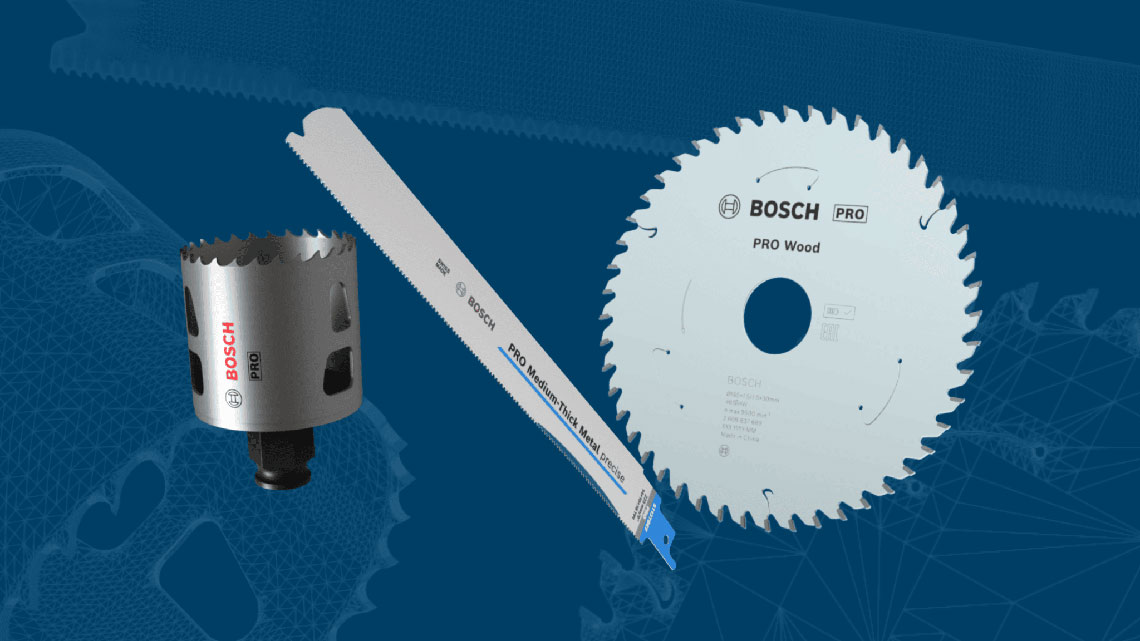 ใบเลื่อย Bosch Professional สามใบเรียงกันบนพื้นหลังสีน้ำเงิน.