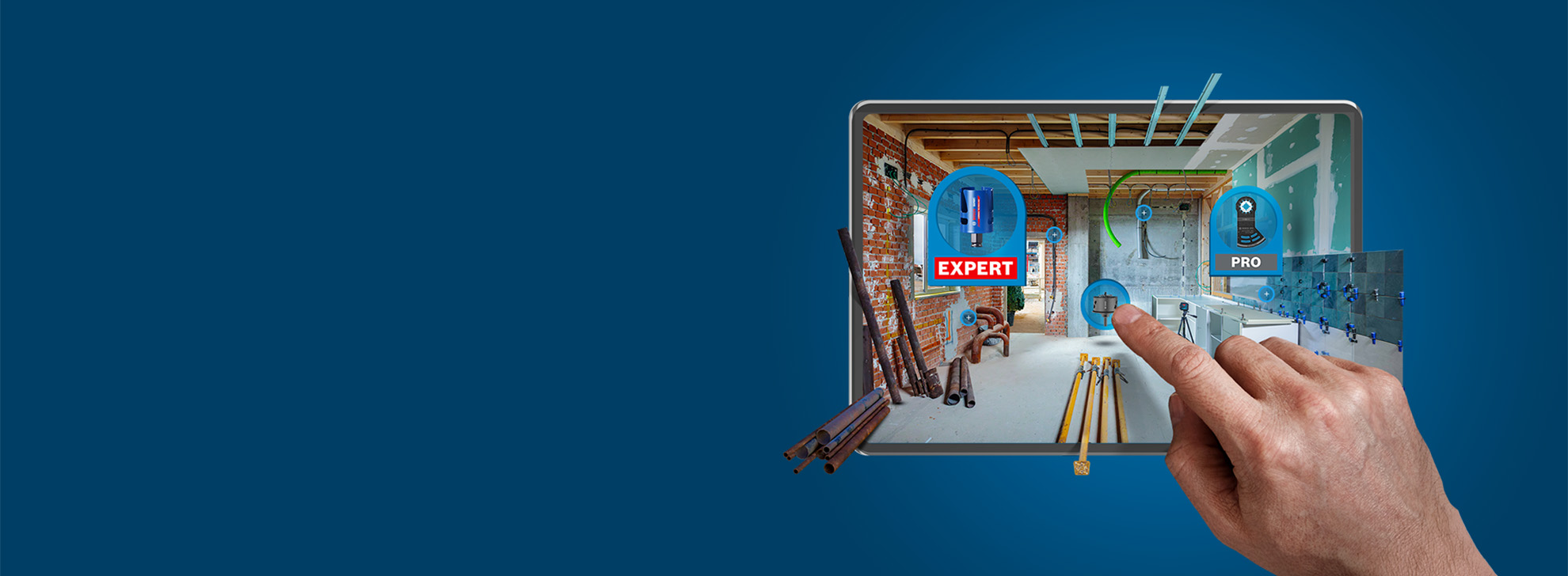 มือหนึ่งสัมผัสแท็บเล็ตที่มีเครื่องมือในห้องก่อสร้าง.