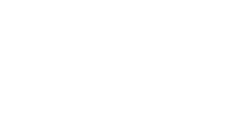 สว่านไร้สาย Bosch Professional วางอยู่บนไม้ข้างๆ สกรูและสายวัด.