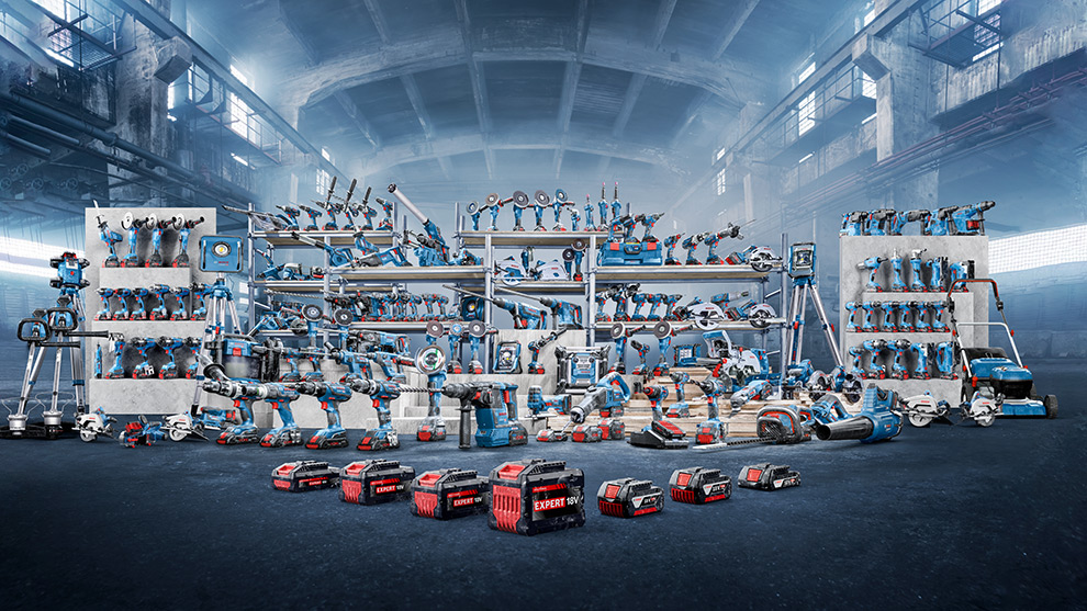 เครื่องมือ Bosch มืออาชีพสีน้ำเงินหลากหลายบนชั้นวางในห้อง.