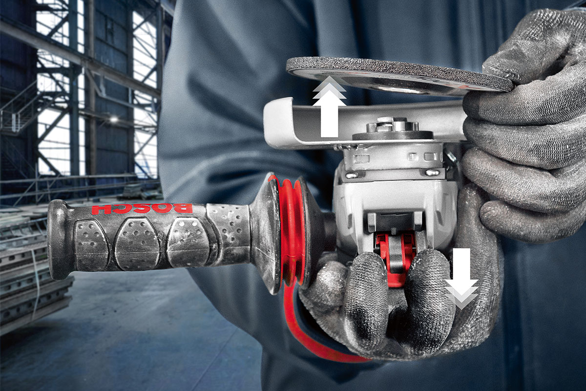 สองมือถือเครื่องขัด Bosch Professional ในโรงงาน.